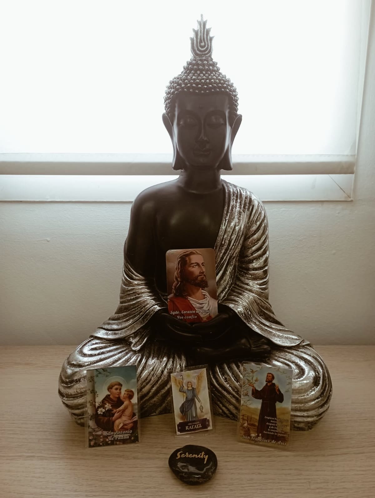 Detalle de altar con figura de Buda
