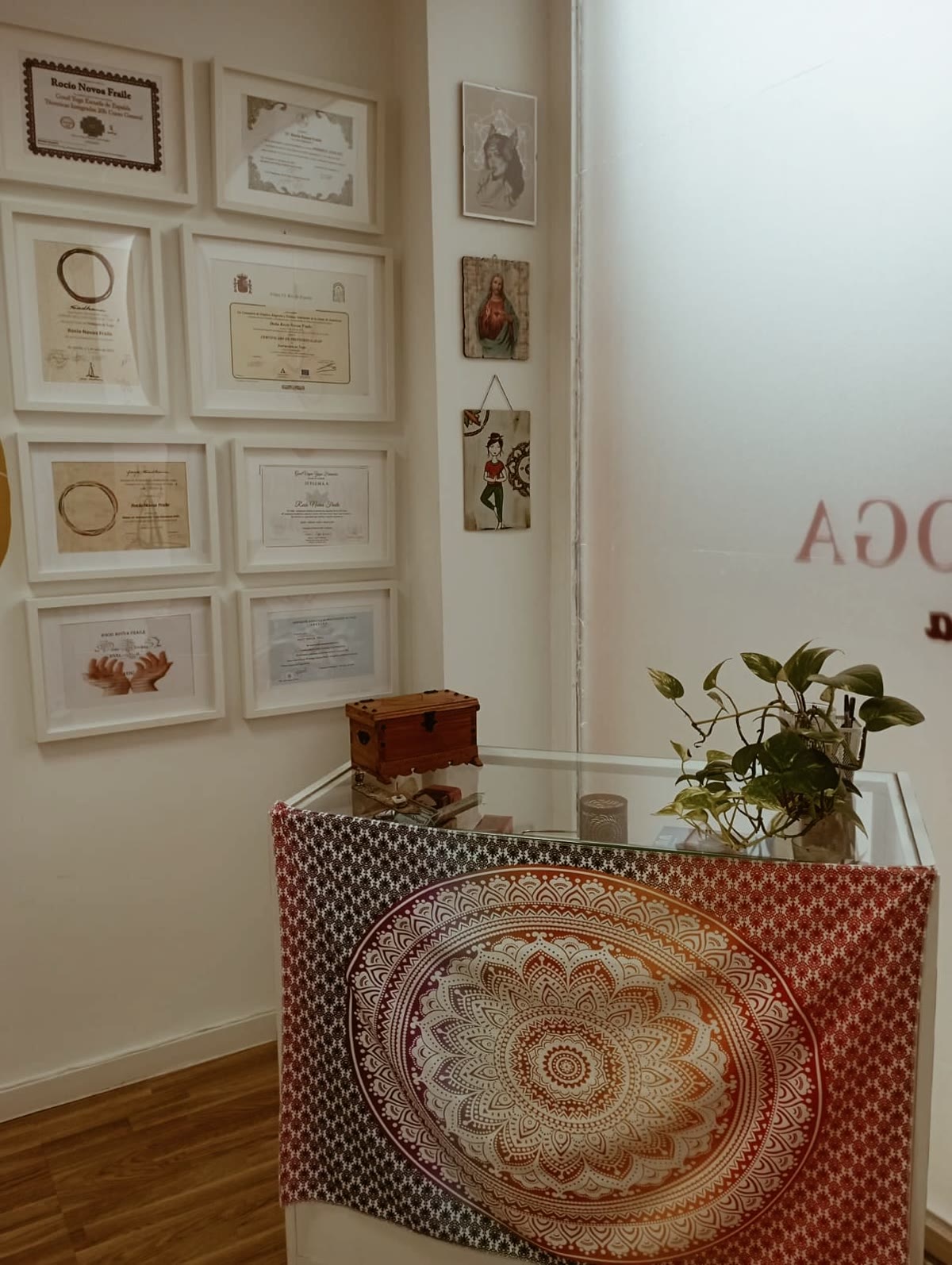 Pared de certificados y espacio de Serenity Yoga