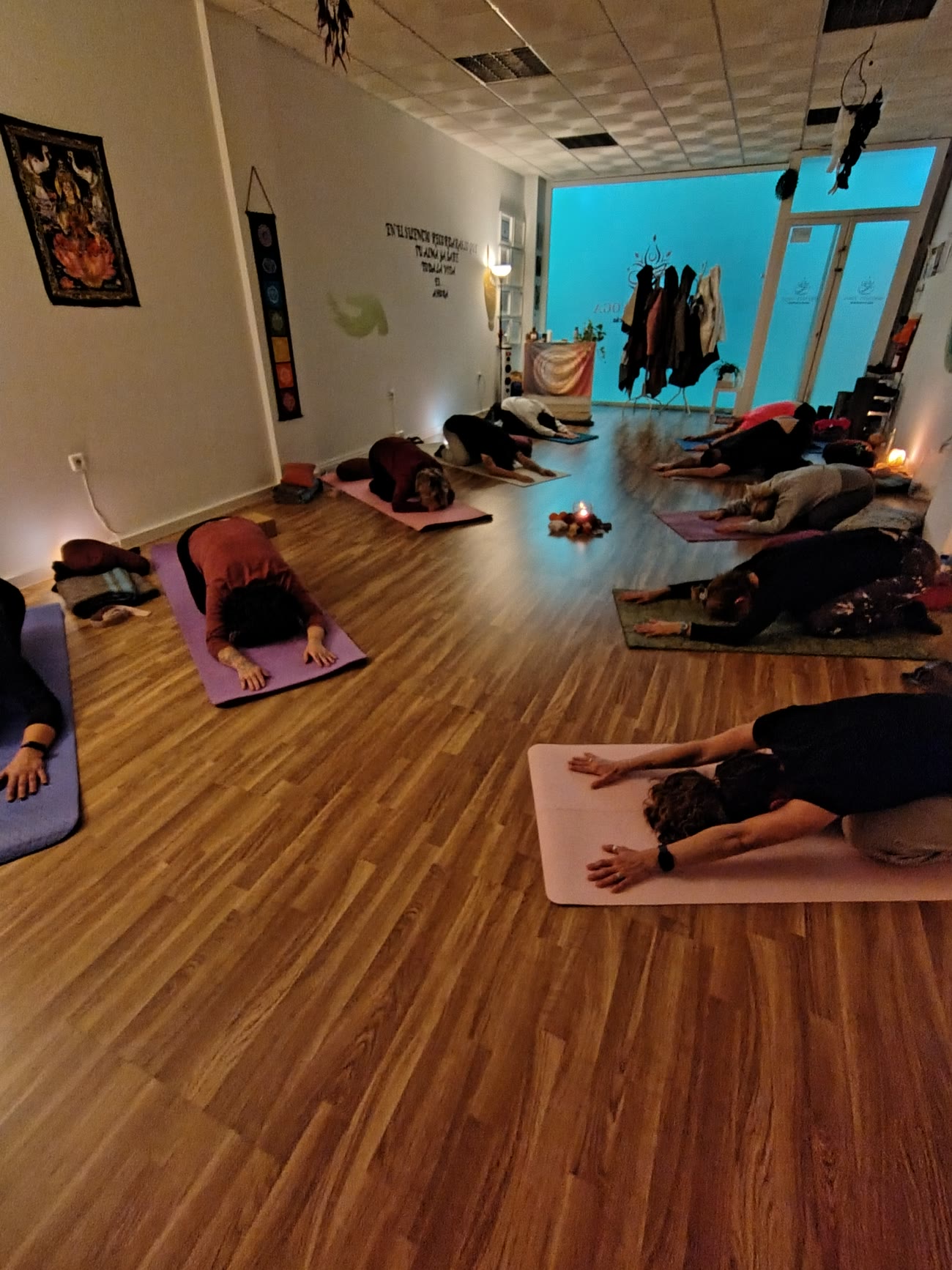 Grupo en postura de yoga