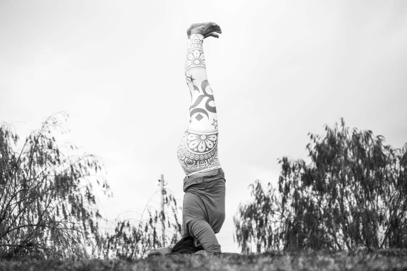 Postura de yoga en blanco y negro