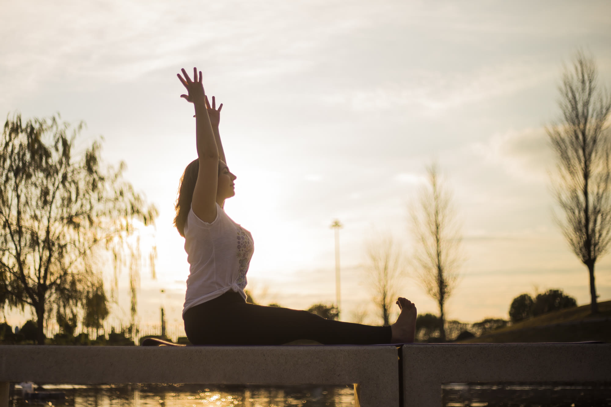 Práctica de yoga al atardecer, sensación de espacio y libertad