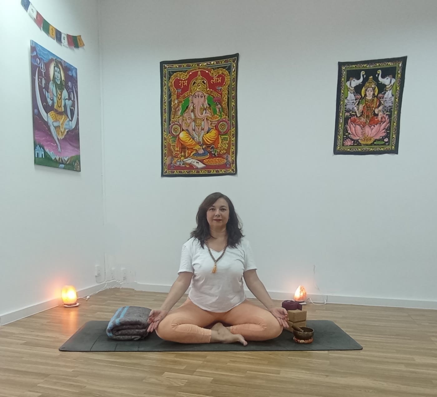 Rocío Novoa sentada en meditación en la sala de Serenity Yoga