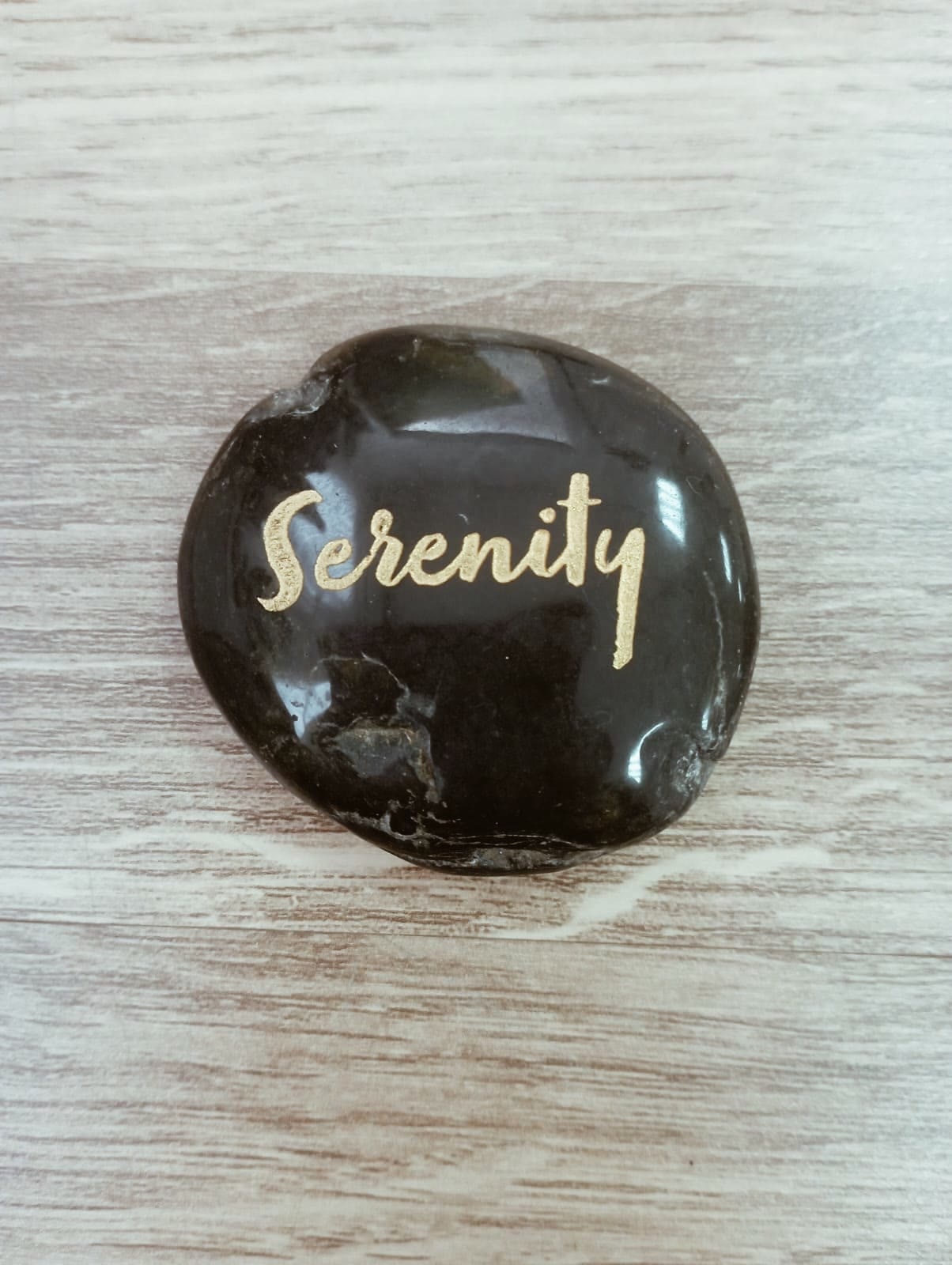 Piedra grabada con la palabra Serenity